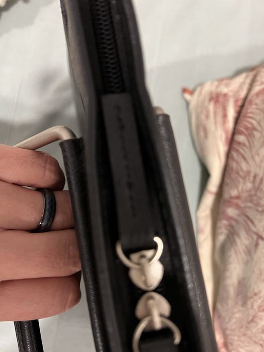 Pasta/mala preta, em pele