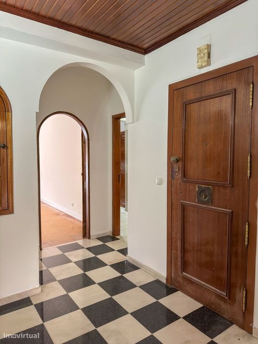 T2 com Terraço Grande, Garagem e Elevador