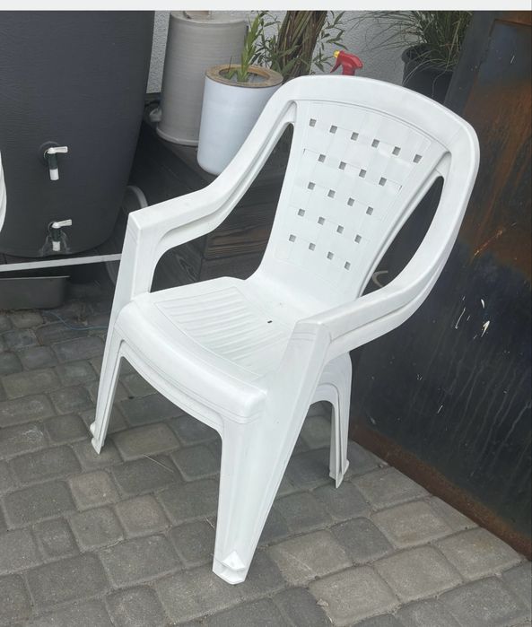 Krzesła  ogrodowe plastik   5 białych  1 granatowe
