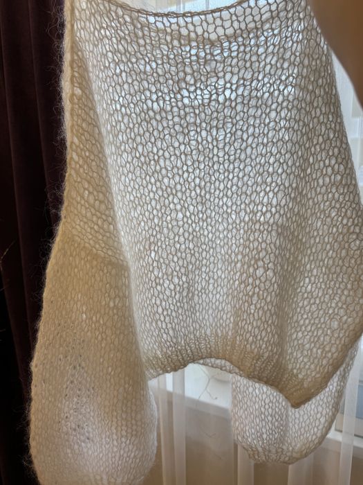 Вʼязана кофта і пояс з пірʼям