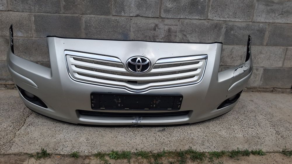 Продам решітку радіатора Toyota Avensis T25