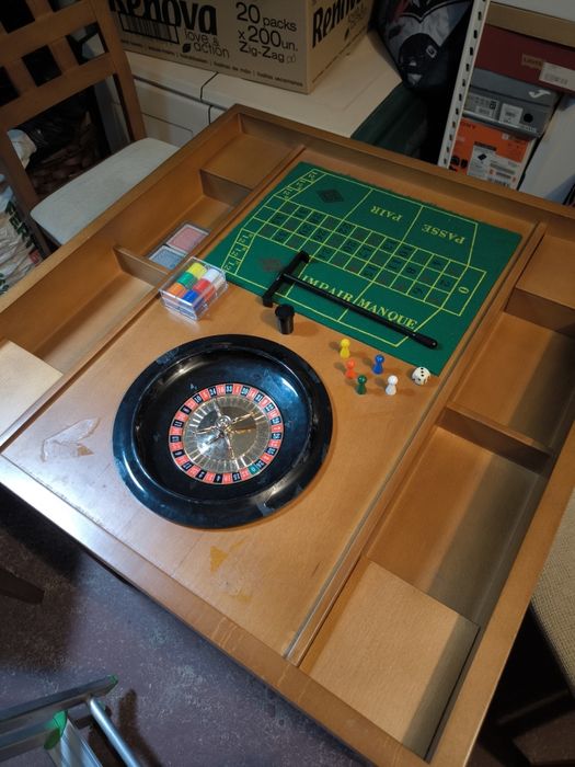 Mesa de Jogo + 4 cadeiras64730093329282123