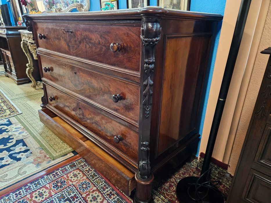 Cómoda muito antiga em madeira com tampo em pedra -