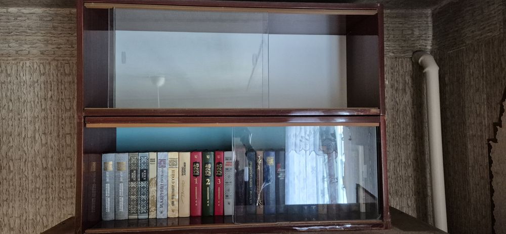 Отдам даром трюмо и полочки для книг