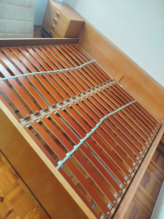 Solidne łoże drewniane do sypialni Dunlopillo