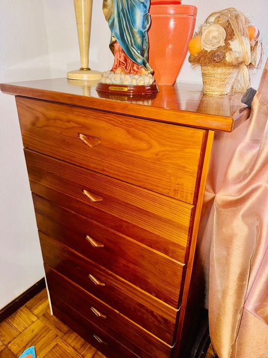 Comoda em madeira maciça