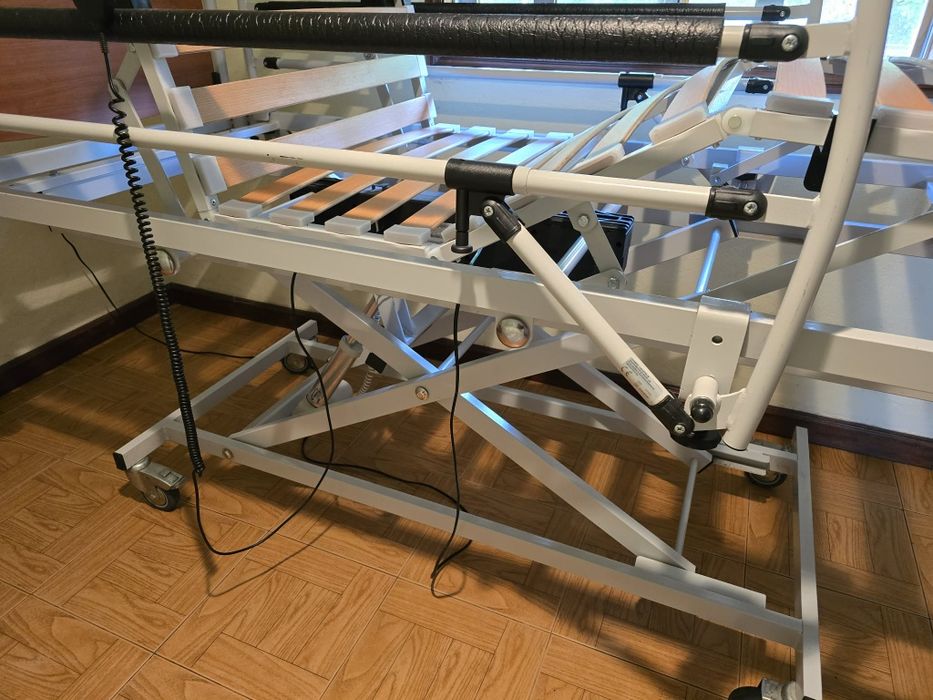 Cama articulada mais mesa de apoio