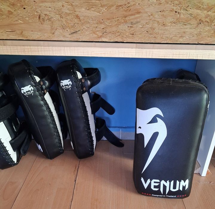 Equipamento e material desportivo  vestuário  novo  luvas e caneleiras