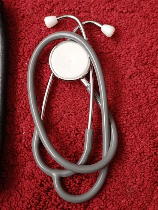 Estetoscópio médico com estojo
