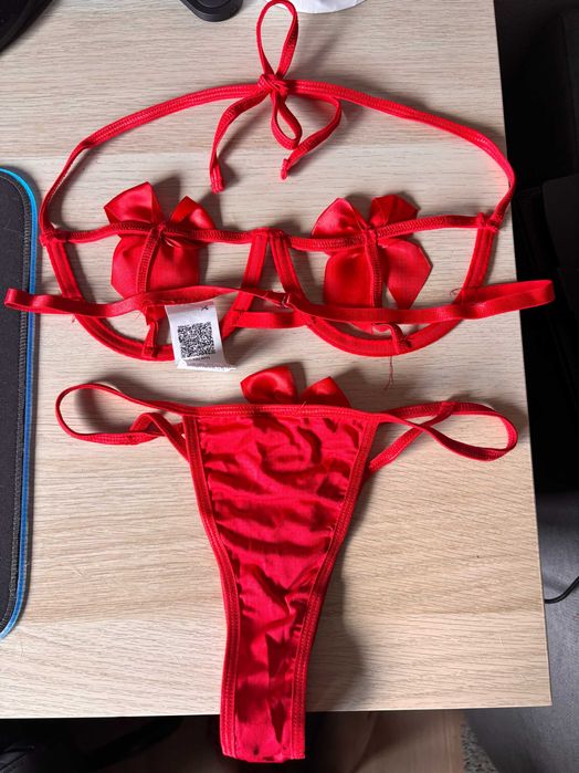 Conjunto de Lingerie Vermelha com Laços