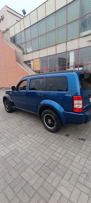 Внедорожник Dodge Nitro 2010 год