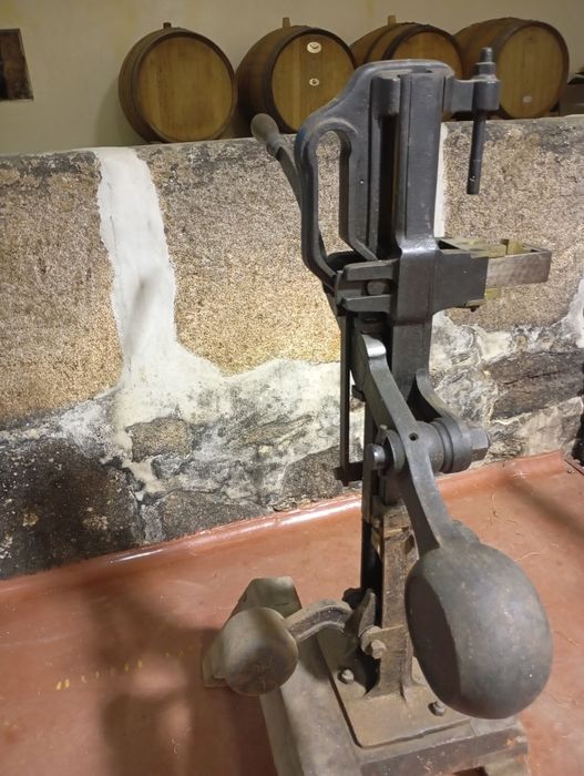 Maquina de colocar rolhas antiga