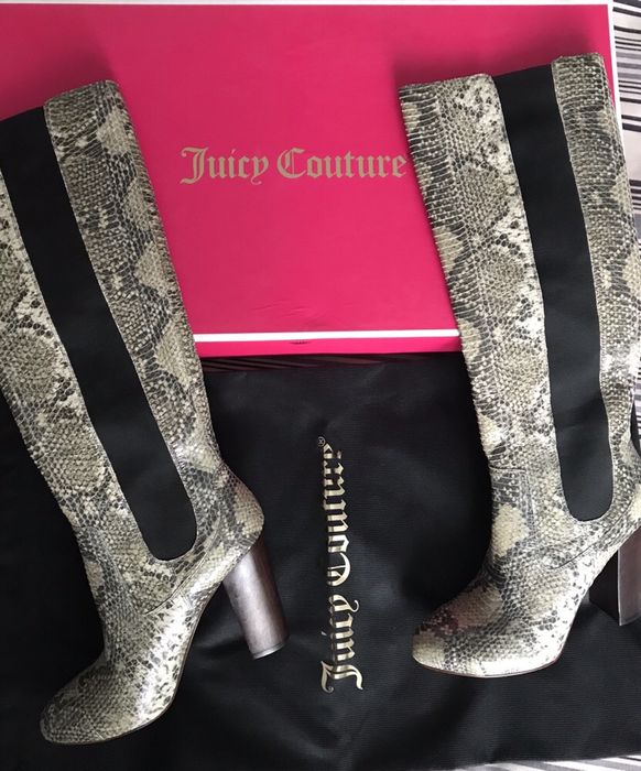Чоботи-труби з фактурноі шкіри Juicy Couture