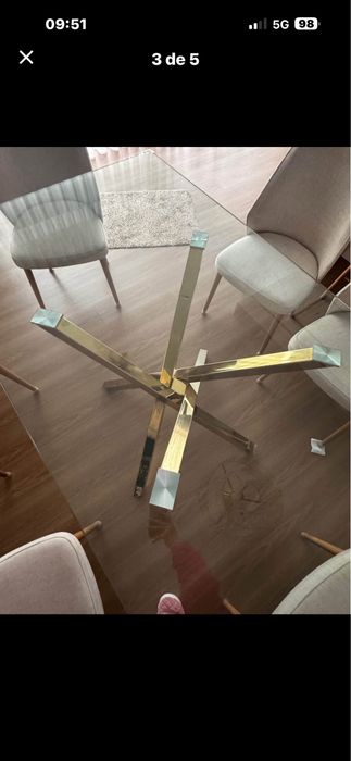 Mesa de jantar de vidro pé dourado