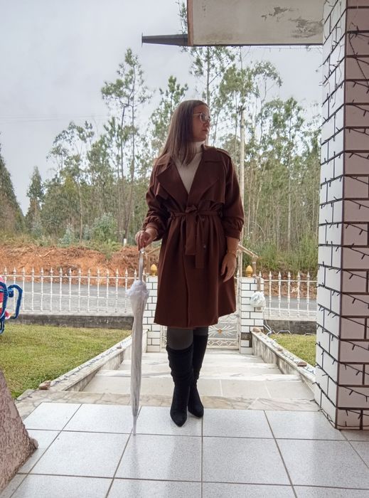 Casaco castanho com gola virada