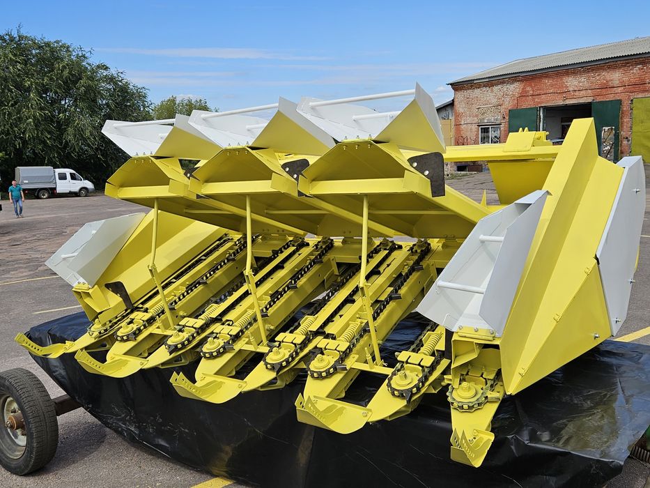 Жатка КМС-4 кукурудзяна під New Holland