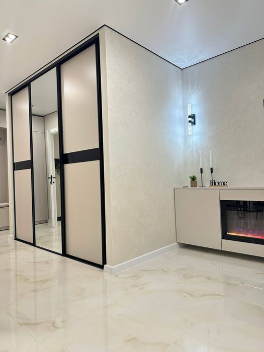 Сучасна стильна новенька квартирка