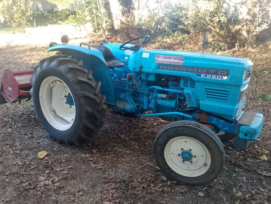 Trator agrícola e fresa