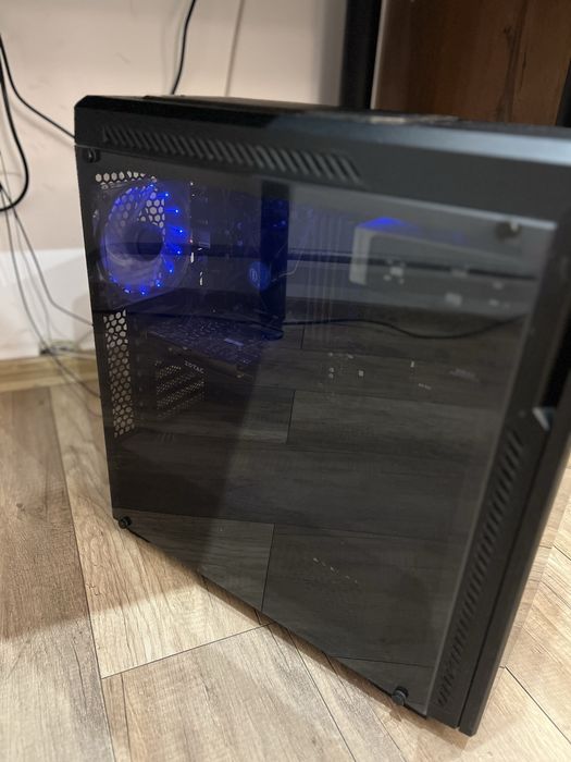 Komputer stacjonarny wraz z monitorem