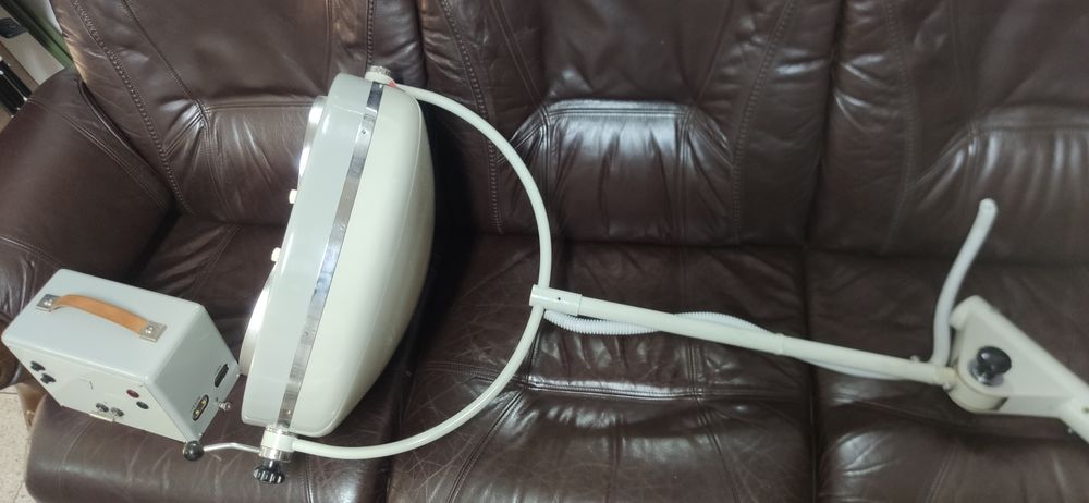 Lampa operacyjno zabiegowa Famed