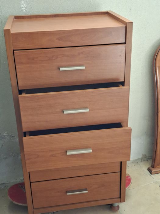 Movel de quarto camiseiro com 5 gavetass.