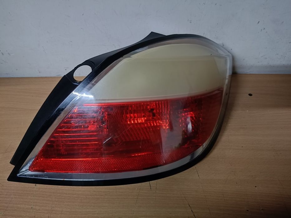 Opel Astra H hb 5drzwi lampa prawy tył