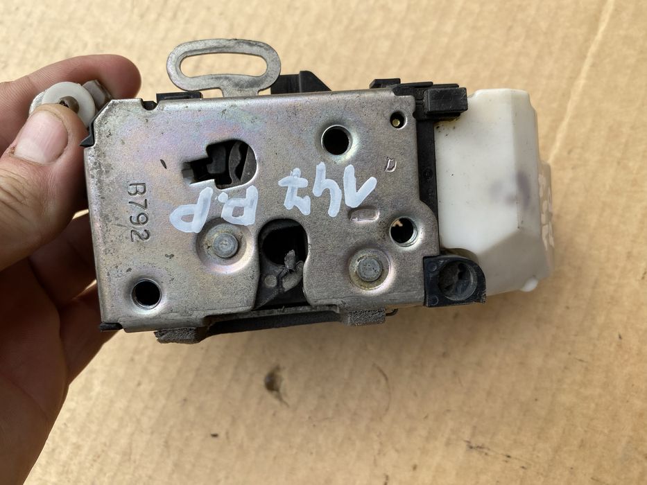 Alfa Romeo 147 zamek prawy przod