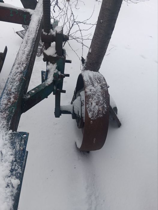 Продам плуг 3х35