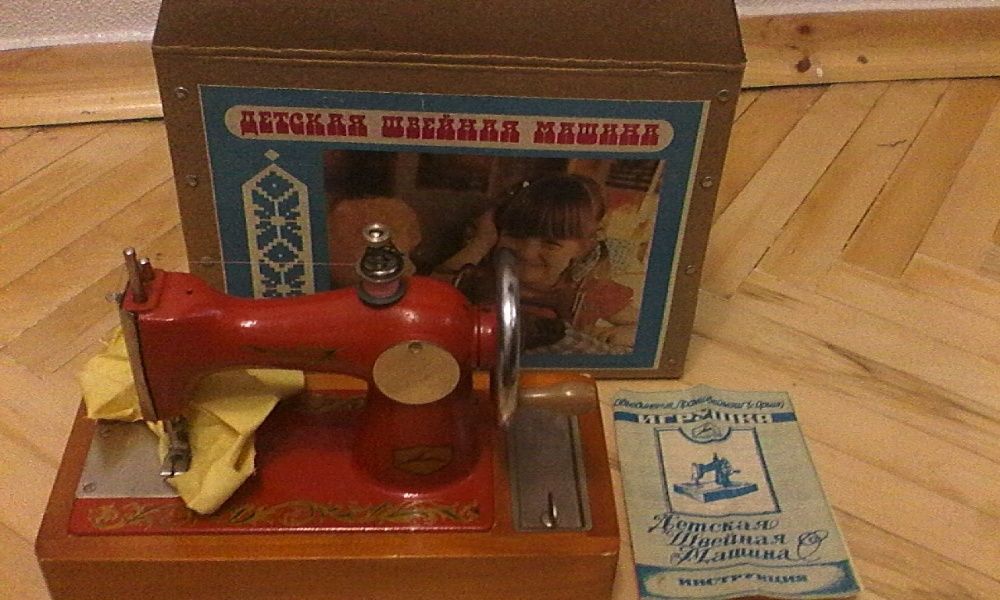 Детская швейная машинка,СССР.шьет!: 1 000 грн. - Машинки Київ на Olx