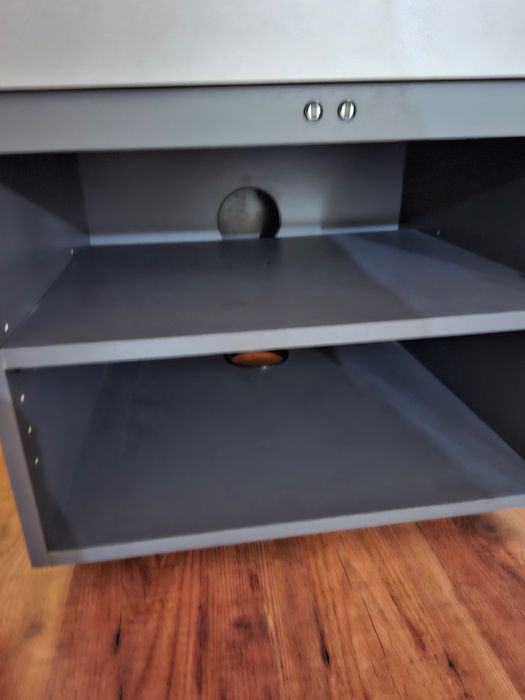 Móvel para TV com portas de vidro