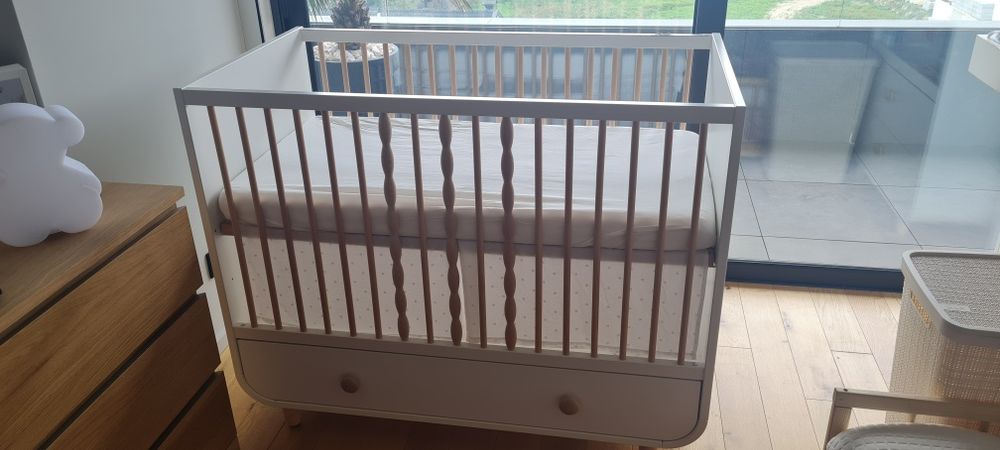 Berço evolutivo branco com colchão incluído