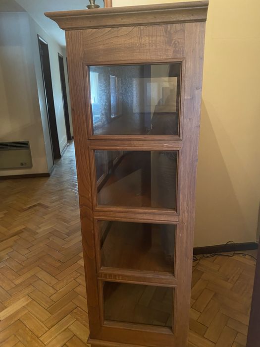 Vendo vitrine em madeira . Altura: 150cm ; comprimento 100 cm e largura 44 cm
