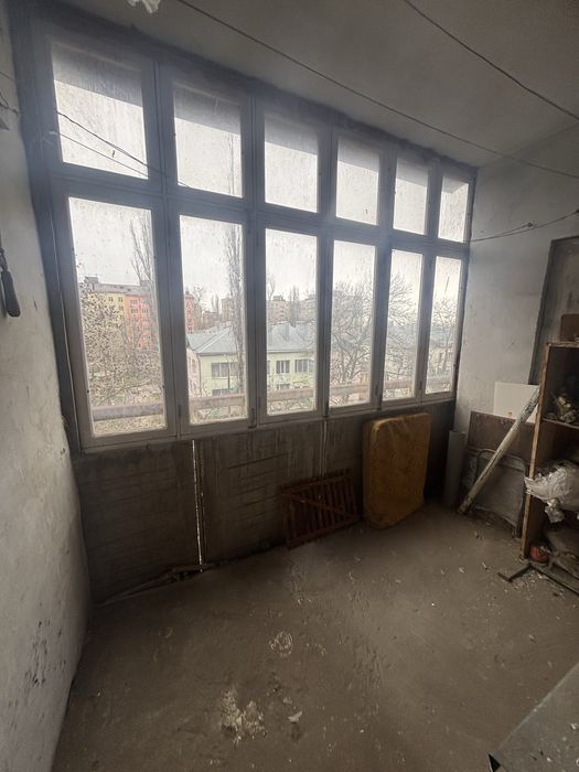 Продам двокімнатну квартиру в центрі під ремонт