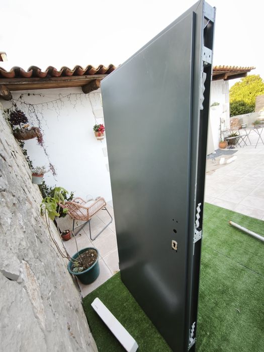 Porta metálica nova (moradia/casa)
