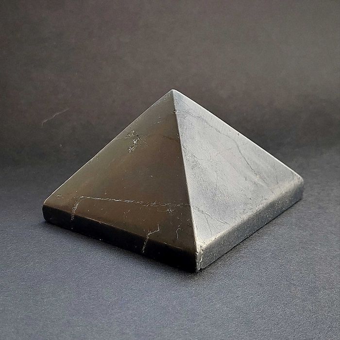 Пирамида полированная из натурального ШУНГИТА (7 см). Піраміда ШУНГІТ.