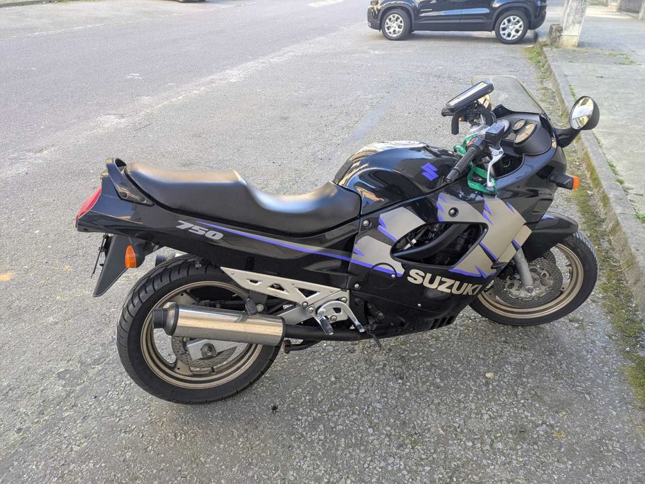 Mota Suzuki 750cc de 1993 impecável