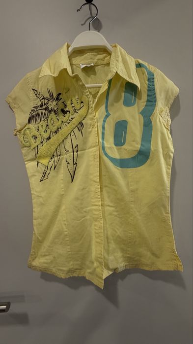 Camisa amarela com estampa tropical e número 8