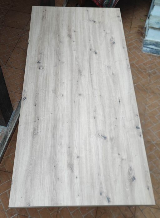 Mesa com pernas aço