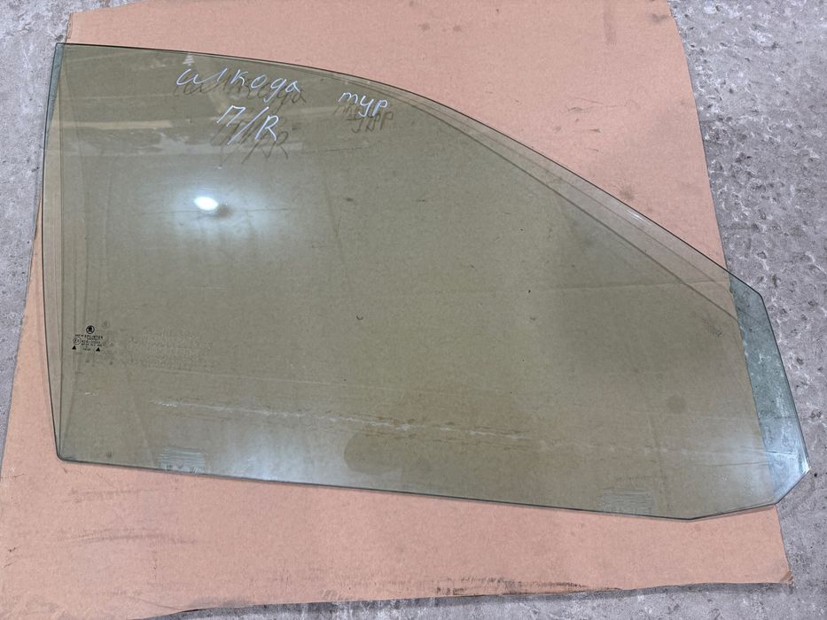 Стекло двери переднее правое Skoda Oktavia Tour 1