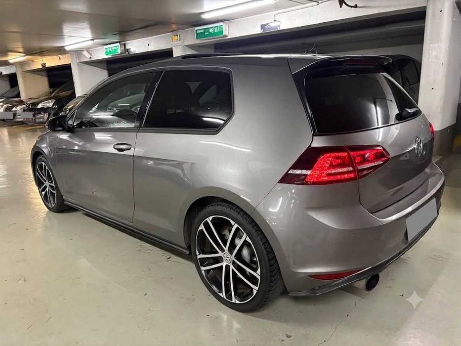 Golf 7 GTD 184 cv - Estofos em pele / Dynaudio / Jantes 18/ Teto de abrir / DCC / Engate de reboque - 1.º Dono