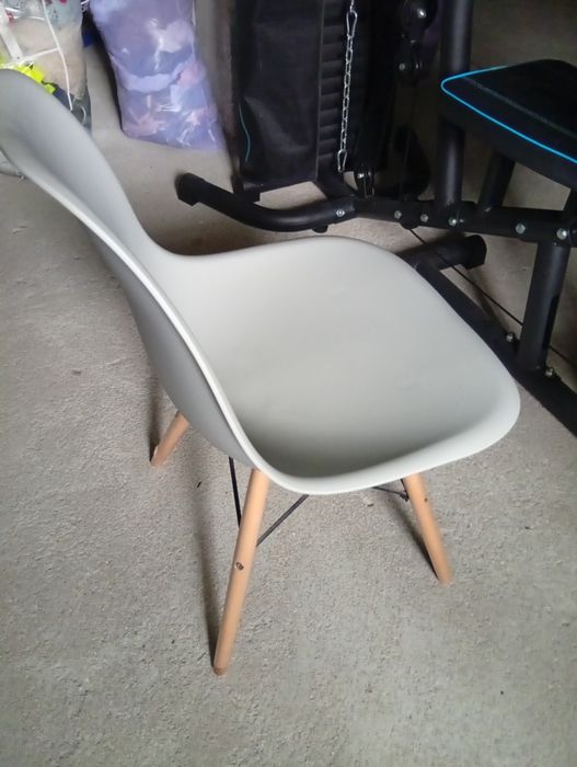 Cadeiras de sala ou jantar.