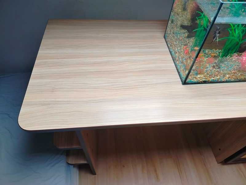 Biurko na wymiar z dużym blatem