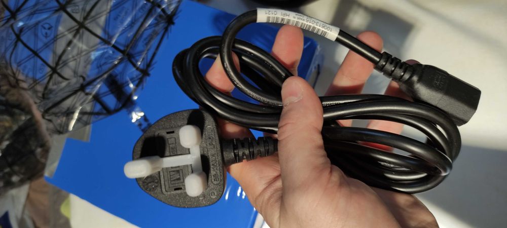 Новий кабель (BS1363) британського типу, підходить до генераторів.