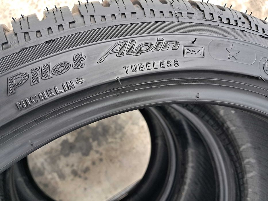 Резина зимова. НОВА 235/40 R18 Michelin Pilot Alpin PA4 *