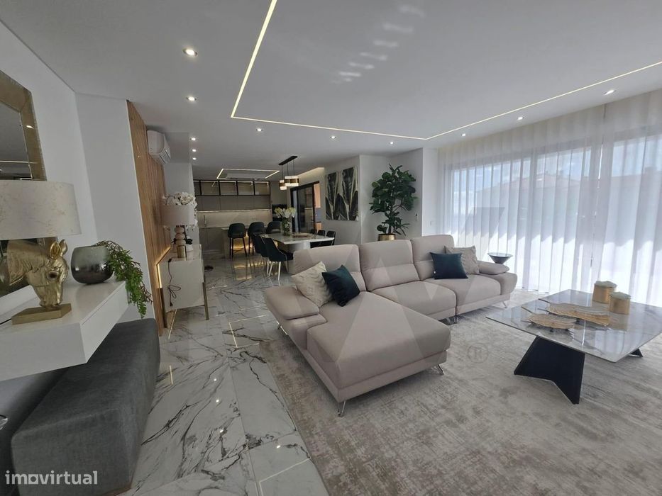 Penthouse T3 de luxo no Centro do Caniço