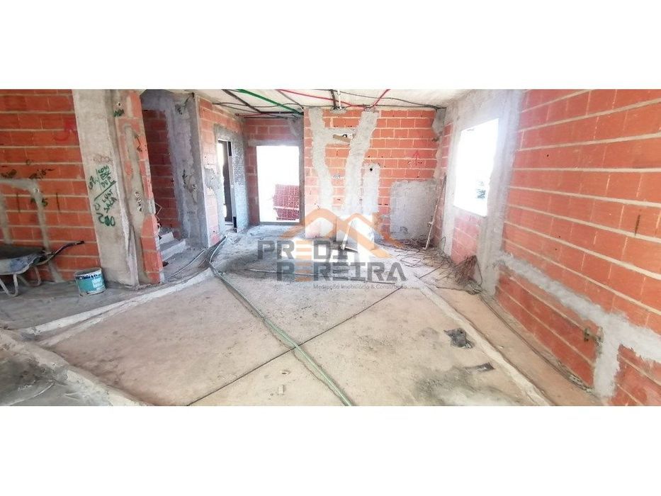 Moradia T4 em fase de construção, situada no Bairro Casal São Sebas...