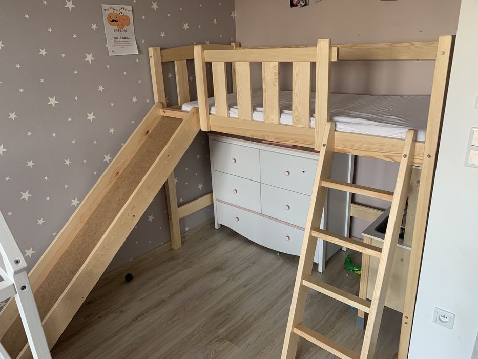 Łóżko piętrowe ze zjeżdżalnią