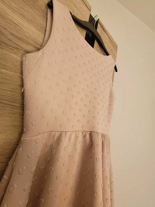 Pudroworóżowa sukienka w serduszka