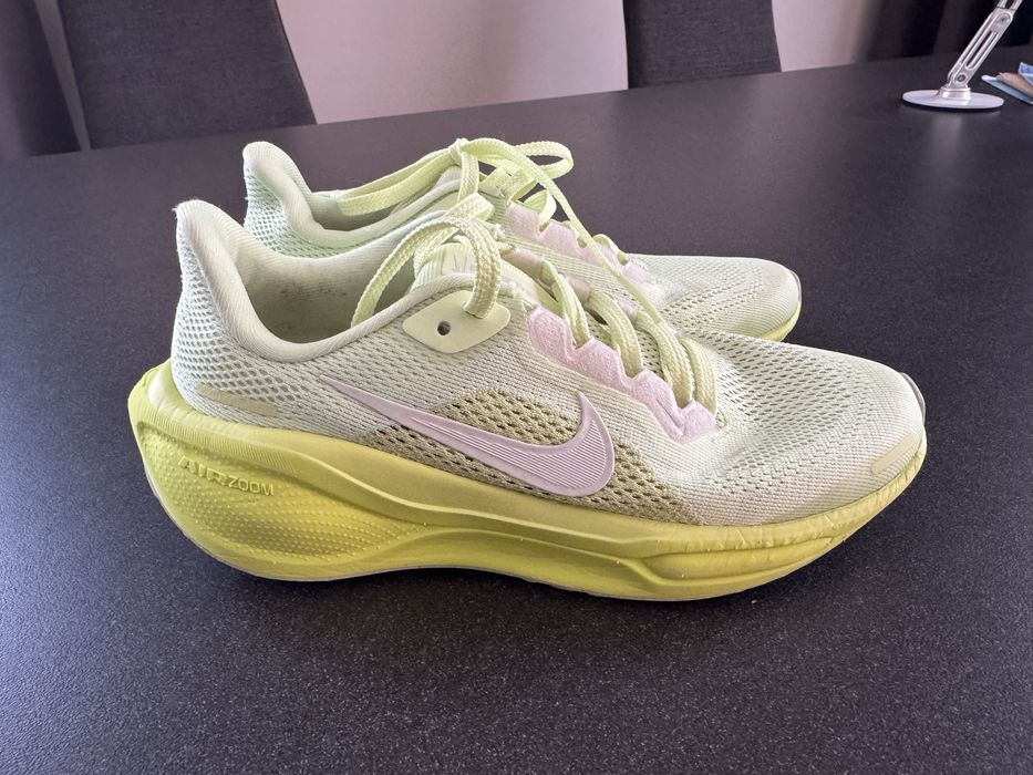 Продам детские кроссовки Nike