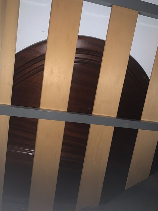 Cama de casal e duas mesas cabeceira
